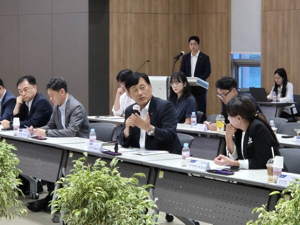 NH농협금융은 2025년 8월 19일, 농협은행 충북본부 대회의실에서 농협금융 시너지활성화를 위해 충청권역 시너지협의회를 개최했다. 황종연 부사장(앞줄 오른쪽에서 두 번째)이 협의회를 주재하고 있다./사진=NH농협금융