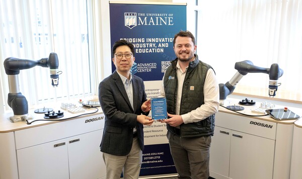 두산로보틱스 김현수 상무(왼쪽)가 메인대학교 첨단제조센터 브래들리 덴홀름 부소장과 기념촬영을 하고 있다./사진=두산로보틱스