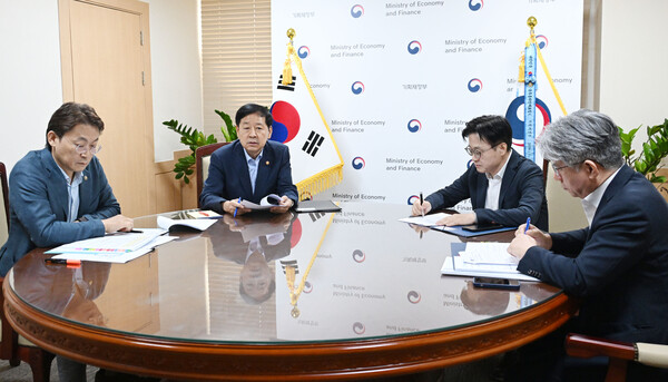 구윤철 경제부총리 겸 기획재정부 장관이 2025년 8월 17일 서울 종로구 정부서울청사에서 열린 석유화학산업 사업재편 진행상황 관계장관 현안 간담회를 주재하고 있다.왼쪽부터 권대영 금융위원회 부위원장, 구윤철 부총리, 김정관 산업통상자원부 장관, 남동일 공정거래위원회 부위원장. /기획재정부 제공