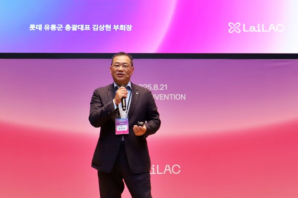 김상현 롯데 유통군 총괄대표 부회장이 2025년 8월 21일 서울 송파구 롯데월드타워에서 열린 제1회 ‘롯데 유통군 AI 컨퍼런스’에서 기조연설을 하고 있다. / 사진=롯데유통군