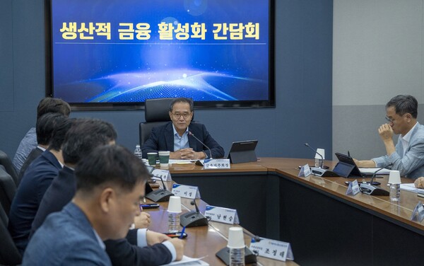 NH농협금융은 2025년 8월 20일 서울 중구 농협금융지주 본사에서 최근 정부와 금융당국이 강조하는 생산적 금융 확대 기조에 따라 '생산적 금융' 활성화 간담회를 개최했다. 이찬우 회장이 간담회를 주재하고 있다./사진=NH농협금융