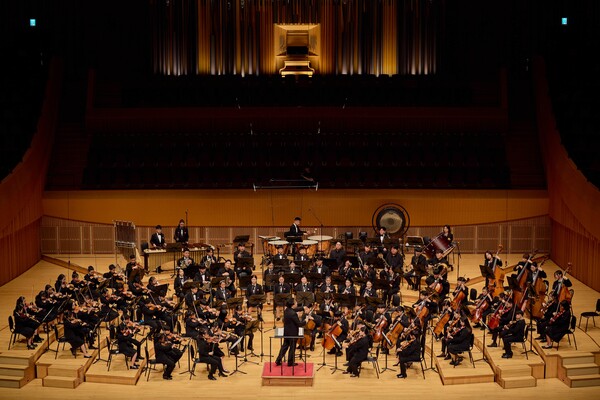 롯데 키즈 오케스트라 2기 단원들이 롯데 콘서트홀에서 공연하고 있다./2025.8.21.롯데백화점