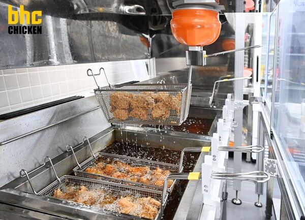 bhc 튀봇이 치킨을 튀기고 있다./bhc