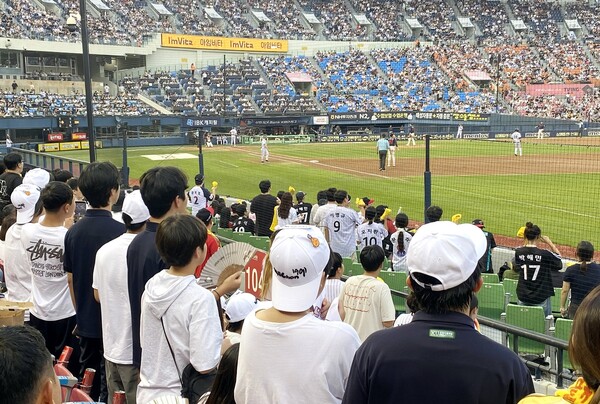 2025년 8월 20일 ‘교촌1991 브랜드 데이’에 초청된 아동·청소년들이 서울 잠실야구장에서 열린 LG 트윈스전을 관람하고 있다. /교촌에프앤비