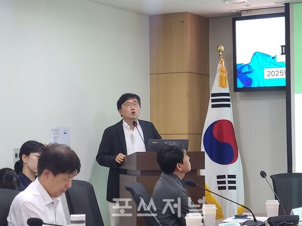 홍수열 자원순환사회연구소 소장이 2025년 8월 21일 국회의원회관에서 열린 ‘탈플라스틱 사회로의 전환을 위한 국회 토론회’에서 발표를 진행하고 있다. / 사진=이현민 기자