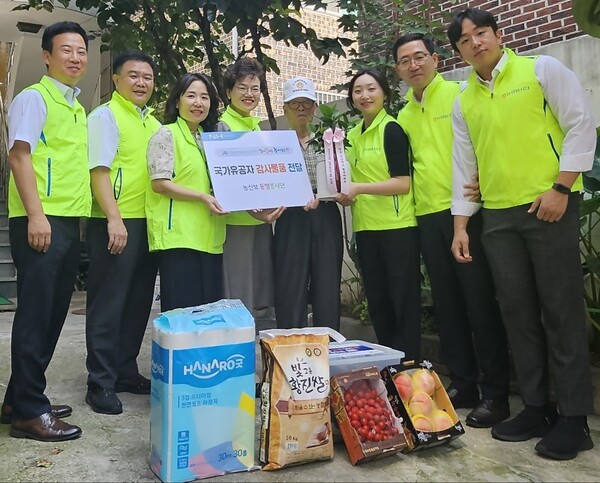 농림수산업자신용보증기금 동행봉사단이 2025년 8월 21일 서울 마포구 성산동에서 '국가유공자 마음나눔' 활동을 진행하고 기념촬영을 하고 있다./농협
