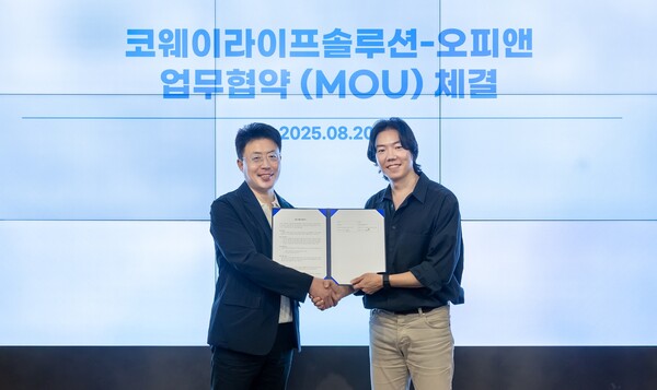 2025년 8월 20일 서울 구로구 지타워 코웨이라이프솔루션 본사에서 진행된 업무협약식에서 김명곤 코웨이라이프솔루션 대표이사(왼쪽)와 오종관 오픈닥터 대표이사(오른쪽)가 기념 촬영을 하고 있다. /코웨이