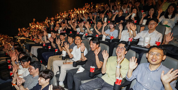 2025년 8월 20일 HS효성 임직원들이 용산 CGV에서 'F1 더무비'를 관람하기 전 기념촬영을 하고 있다./사진=HS효성