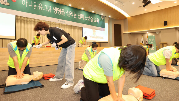 하나금융그룹은 2025년 8월 21일 하나금융그룹 명동사옥에서 그룹 임직원을 대상으로 '골든타임 4분, 생명을 지키는 심폐소생술' 교육을 실시했다. 교육에 참석한 하나금융그룹 임직원들이 심폐소생술(CPR) 실습을 진행하고 있다./사진=하나금융그룹