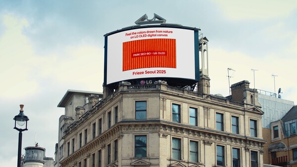 LG전자는 2025년 9월 3일부터 나흘간 서울 코엑스에서 열리는 세계적인 아트페어 '프리즈 서울 2025'에 참가해 한국 단색화의 거장 고 (故) 박서보 화백의 작품을 LG 올레드 TV를 통해 선보인다. 사진은 런던 피카딜리 광장에 위치한 대형 전광판에서 예고 영상을 상영하고 있는 모습./LG전자