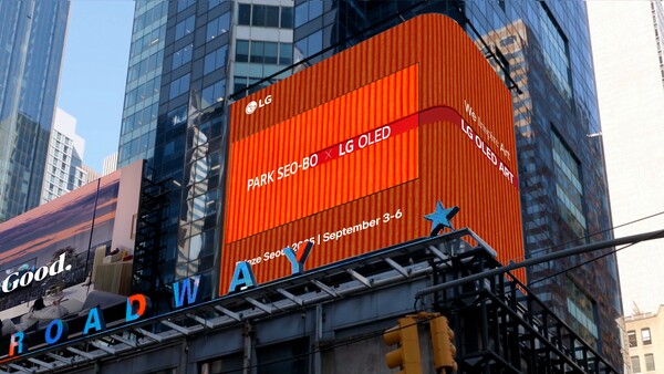 LG전자는 2025년 9월 3일부터 나흘간 서울 코엑스에서 열리는 세계적인 아트페어 '프리즈 서울 2025'에 참가해 한국 단색화의 거장 고(故 )박서보 화백의 작품을 LG 올레드 TV를 통해 선보인다. 사진은 뉴욕 타임스스퀘어에 위치한 대형 전광판에서 예고 영상을 상영하고 있는 모습./LG전자