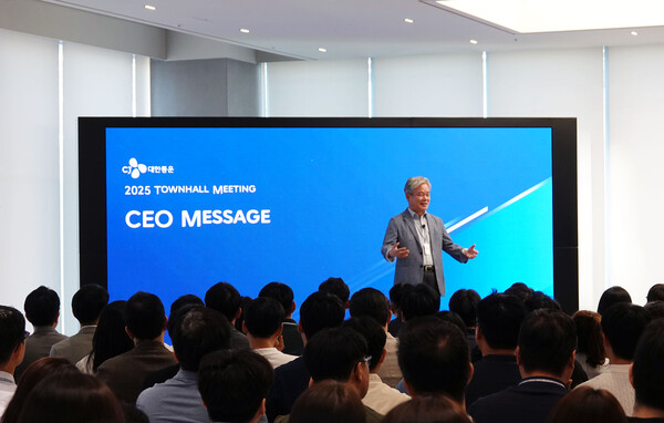 2025년 8월 22일 서울 종로 본사에서 열린 임직원 대상 2025 타운홀 미팅에서 CJ대한통운 신영수 대표가 발표하고 있다./사진=CJ대한통운