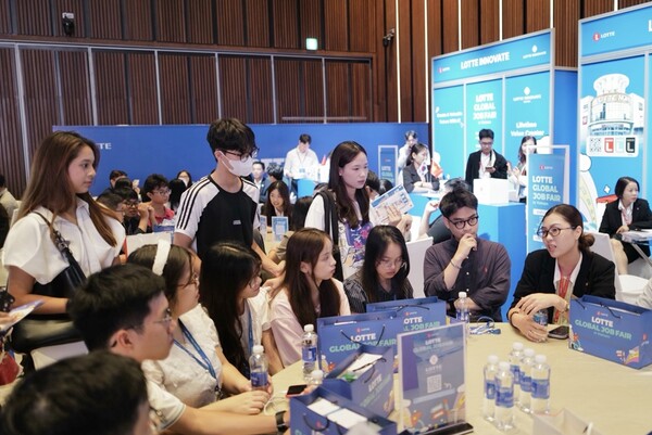 2025년 8월 22일 L7 웨스트레이크 하노이 바이 롯데에서 열린 '2025 롯데 글로벌 잡페어'에서 베트남 현지 롯데 직원과 행사에 참여한 취업준비생들이 직무 및 채용 관련 질의응답을 진행하고 있다./사진=롯데