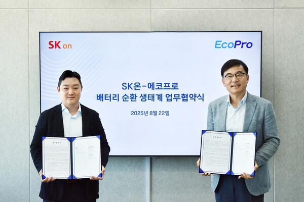 2025년 8월 22일 에코프로 서울사무소에서 이경민 SK온 사업개발실장(왼쪽)과 박석회 에코프로씨엔지 대표가 배터리 순환 생태계 업무협약을 맺은 뒤 기념촬영을 하고 있다./사진=SK온