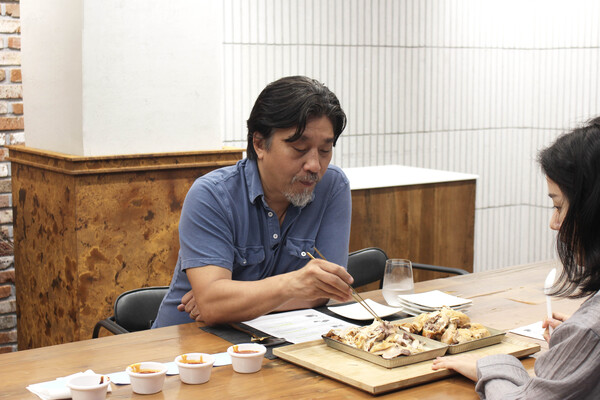 GS리테일 본사에서 에드워드 리 셰프와 GS25 MD가 상품 개발과 관련한 논의를 진행하고 있다./사진=GS리테일