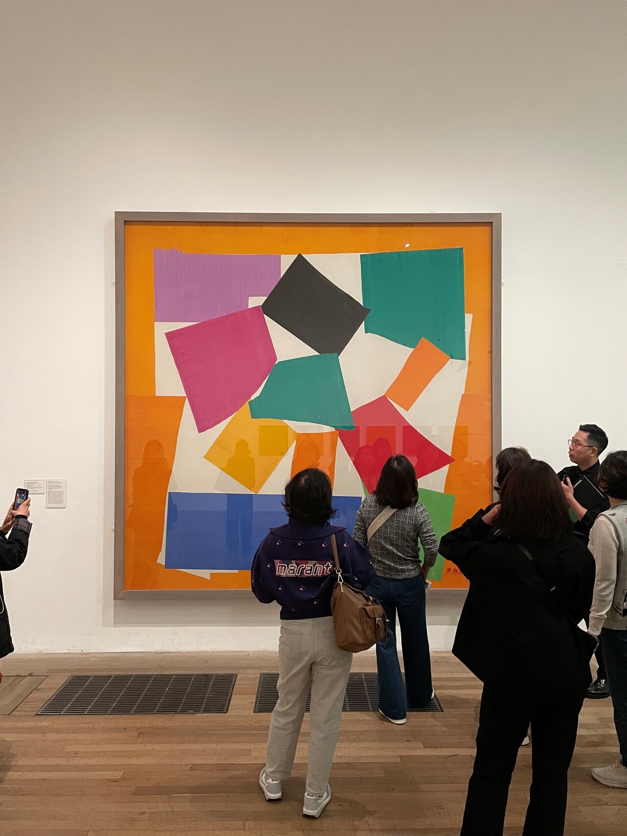 롯데문화센터 아트 투어에 참가한 고객들이 전시회를 구경하고 있다. 2025.8.25./사진=롯데쇼핑