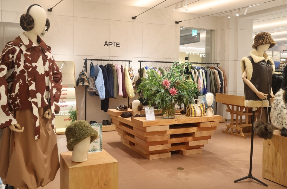 서울 압구정 갤러리아명품관 웨스트에서 마련된 해외 패션 온라인 편집숍 '아프트(APTE)' 팝업 스토어. 2025.8.25./사진=롯데홈쇼핑