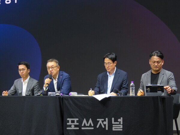 현신균 LG CNS CEO(최고경영자)가 2025년 8월 25일 서울 강서구 마곡 LG사이언스파크 컨버전스홀에서 개최된 LG CNS 'AX(인공지능 전환) 미디어데이' 발표 후 기자 질문에 답변하고 있다. (왼쪽부터) LG CNS 홍진헌 전략담당(상무), 현신균 사장, 김홍근 디지털비즈니스사업부장(부사장), 김태훈 AI클라우드사업부장(전무). /사진=강민혁 기자.