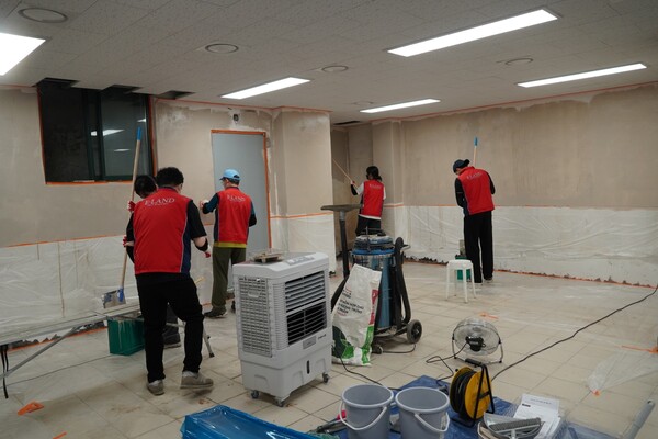 이랜드건설 임직원들이 무료급식소 ‘아침애만나’ 페인트칠과 내부 인테리어 봉사를 진행했다. /2025.8.25.이랜드