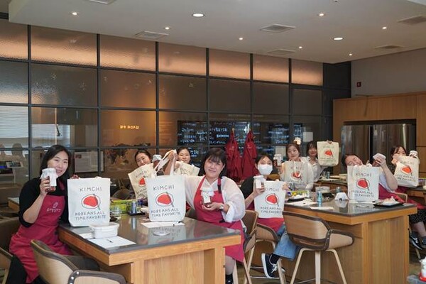 풀무원 뮤지엄김치간의 '2030 김치학교'에 참여한 관람객들이 직접 만든 이색 김치를 들고 기념 촬영을 하고 있다. / 사진=풀무원