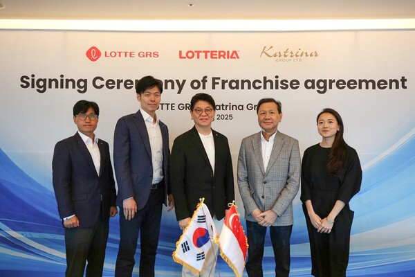 롯데GRS가 싱가포르 F&B(식음료) 그룹 카트리나와 마스터 프랜차이즈 계약을 체결하며 싱가포르 시장 공략에 나선다. 2025년 8월 25일 롯데월드타워에서 열린 협약식에서 (왼쪽부터) 이권형 롯데GRS 글로벌사업부문 상무, 신유열 롯데지주 미래성장실장(부사장), 차우철 롯데GRS 대표이사와 카트리나 그룹 알란 고 대표, 크리스탈 고 이사가 기념 촬영을 하고 있다. /롯데GRS
