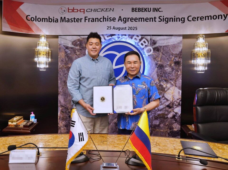 제너시스BBQ 그룹 본사에서 열린 콜롬비아 기업 베베쿠사(Bebeku Inc)와의 마스터 프랜차이즈(MF, Master Franchise) 계약 체결식에서 (오른쪽)윤홍근 제너시스 BBQ그룹 회장이 주요 관계자와 기념사진을 촬영하고 있다. 2025.8.26./사진=제너시스BBQ 그룹