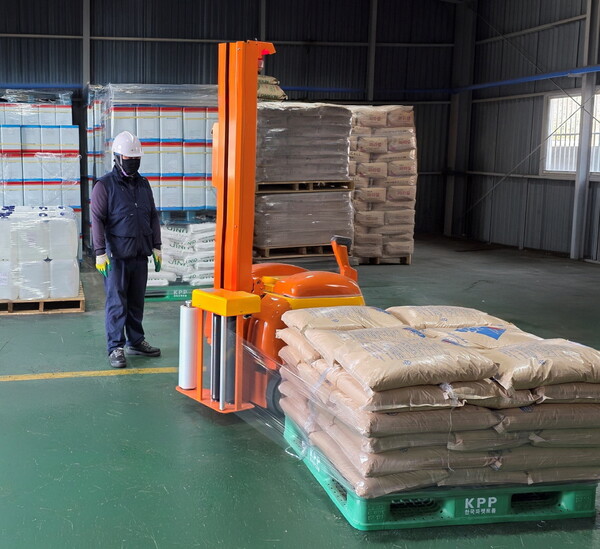 LG화학이 지원한 이동식 랩핑기로 부승화학 직원이 제품을 포장하고 있다./사진=LG화학