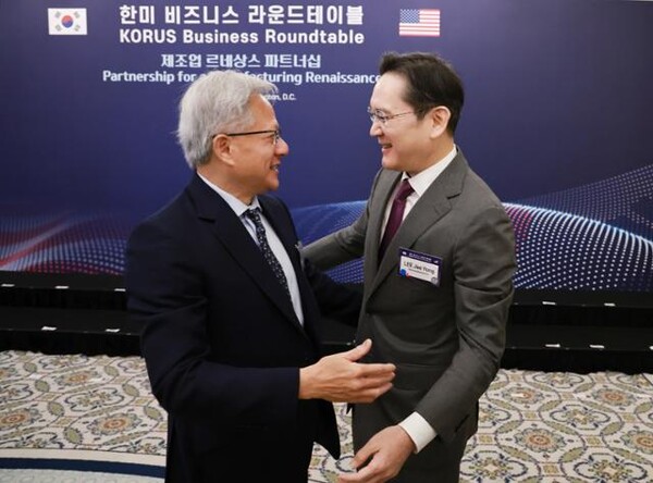 이재용 삼성전자 회장이 2025년 8월 25일(현지시간) 미국 워싱턴DC 윌라드 호텔에서 열린 한미 비즈니스 라운드 테이블 리셉션에 참석해 젠슨 황 엔비디아 최고경영자(CEO)와 포옹하고 있다./연합