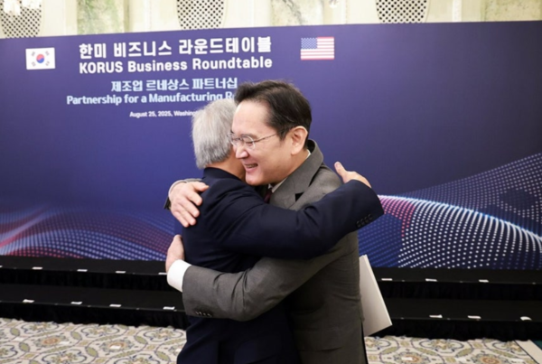 2025년 8월 25일(현지시간) 미국 워싱턴DC 윌라드 호텔에서 열린 한미 비즈니스 라운드 테이블에서 이재용 삼성전자 회장이 젠슨 황 엔비디아 최고경영자와 포옹하고 있다./사진=연합뉴스