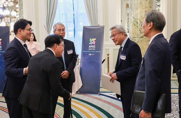 이재현 CJ그룹 회장이 2025년 8월 25일(현지시간) 미국 워싱턴DC 윌라드 호텔에서 열린 한미 비즈니스 라운드 테이블에서 젠슨 황 엔비디아 최고경영자와 대화하고 있다. / 사진=연합