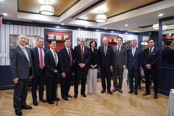 2025년 8월 25일(현지시간) 미국 워싱턴DC 윌러드 호텔에서 열린 한미 비즈니스라운드테이블에 참석한 (왼쪽부터) 구자은 LS그룹 회장, 김상현 롯데 부회장, 이재현 CJ그룹 회장, 허태수 GS그룹 회장, 루벤스타인 칼라일그룹 회장, 최수연 네이버 대표, 류진 한경협 회장, 이재용 삼성전자 회장, 정의선 현대차그룹 회장, 최윤범 고려아연 회장 등 경제사절단이 기념촬영을 하고 있다./사진=한국경제인협회