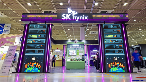 SK하이닉스의 다양한 사회적 가치 활동을 소개하고 있는 부스. 2025.8.26. /사진=SK하이닉스