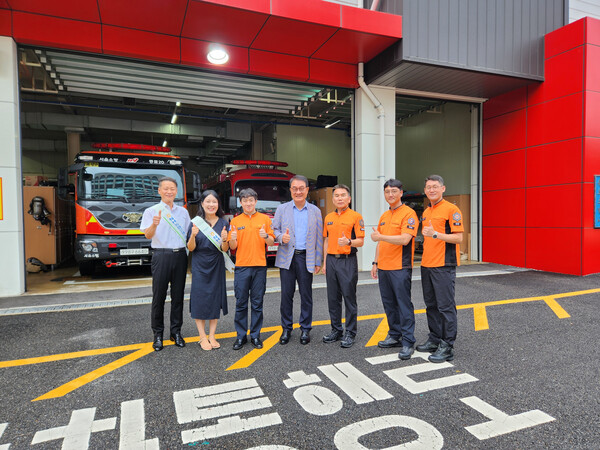 농협은행 서울중앙사업부 진용식 중앙사업본부장(좌측 3번째) 및 종로소방서 소방관들이 종로소방서 앞에서 커피차 행사를 실시하고 기념촬영을 하고 있다./사진=농협은행
