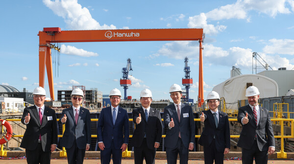 이재명 대통령과 김동관 한화그룹 부회장이 2025년 8월 26일(현지시간) 미국 한화필리조선소에서 열린 ‘스테이트 오브 메인호’ 명명식에서 기념 촬영을 하고 있다. 좌측부터 한화필리조선소 데이비드 김 대표, 조현 외교부 장관, 조쉬 샤피로 펜실베니아 주지사, 이재명 대한민국 대통령, 김동관 한화그룹 부회장, 김정관 산업부장관, 토드영 인디애나주 상원의원./한화