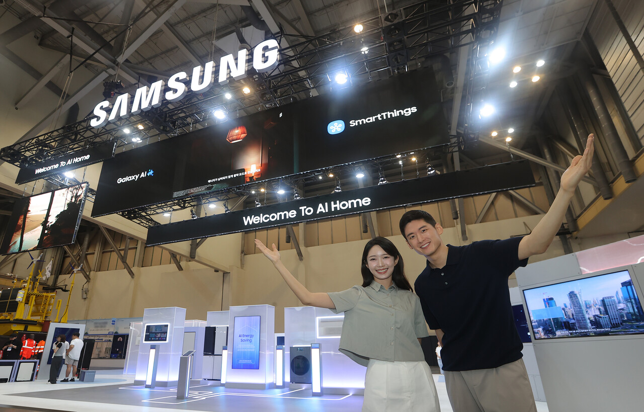 삼성전자 모델이 '기후산업국제박람회(WCE) 2025'가 열리는 부산 벡스코에 위치한 삼성전자 전시관을 소개하고 있다. 2025.8.27./사진=삼성전자