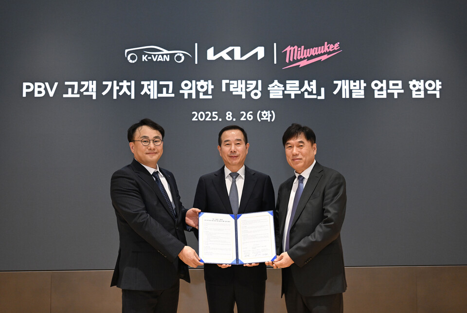 2025년 8월 26일 서울 압구정에 위치한 기아 브랜드 체험관 Kia360에서 열린 PBV 고객 가치 제고 위한 랙킹 솔루션 개발 업무협약식에서 (왼쪽부터) 정의근 케이밴 대표, 정원정 기아 국내사업본부장(부사장), 박용범 밀워키 코리아 대표가 기념사진을 찍고 있다. 2025.8.27./사진=현대자동차그룹