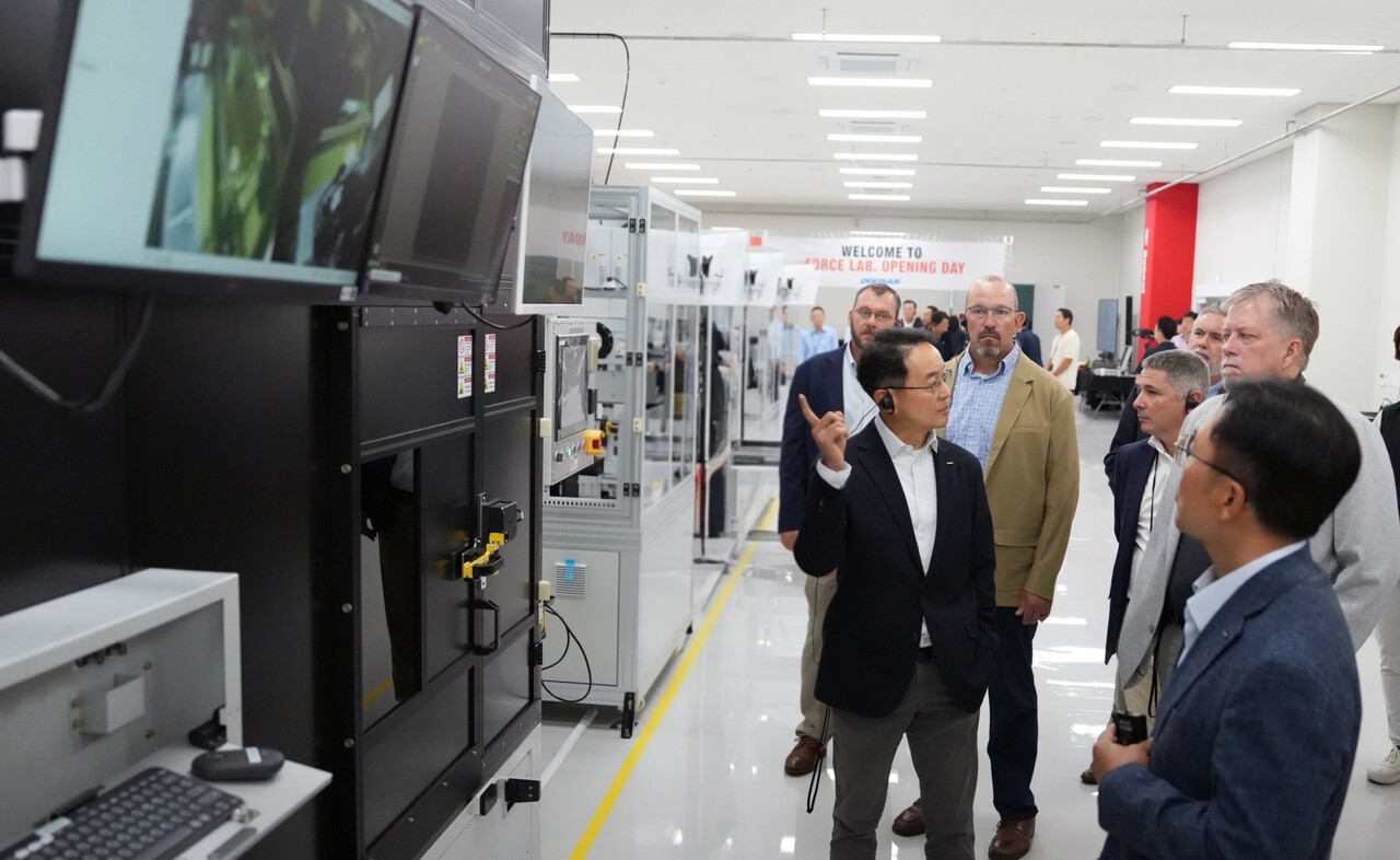 2025년 8월 26일 진행된 eFORCE LAB 출범식 행사에 참석한  (사진 가운데 흰색 셔츠)스캇 박 두산밥캣 부회장과 주요 임직원들이 투어를 하며 배터리 팩 연구설비를 둘러보고 있다. 두산밥캣은 경기도 안양시 인덕원 LDC비즈타워 내에 건설장비용 차세대 배터리 팩 전담 연구소 eFORCE LAB을 열었다. 2025.8.27./사진=두산밥캣