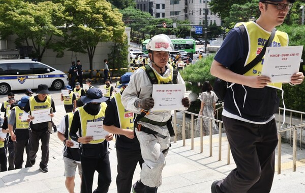 2025년 8월 27일 서울 대검찰청 앞에서 열린 ‘불법파견·교섭거부’ 현대제철 비정규직 집단 고소 기자회견 참석자들이 고소장을 접수하기 위해 이동하고 있다./사진=연합뉴스