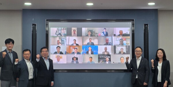 NH농협금융은 2025년 8월 26일 서울 중구 본사에서 조정래 부사장 주재로 '2025년 제2차 농협금융 글로벌 전략협의회'를 개최했다. 조정래 부사장(왼쪽에서 세 번째)과 참석자들이 기념 촬영을 하고 있다./사진=NH농협금융