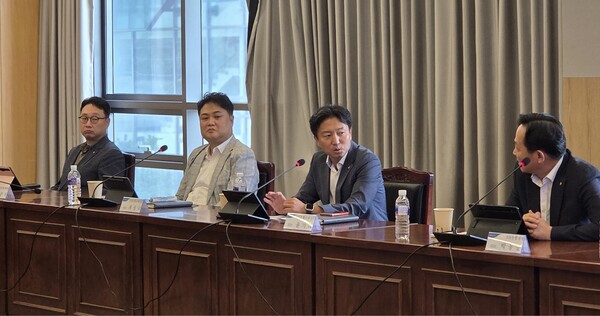 NH농협금융은 2025년 8월 27일, 서울 중구 NH농협은행 본점에서 '2025년 제3차 농협금융 금융소비자보호협의회'를 개최했다. 윤기태 NH농협금융지주 금융소비자보호총괄책임자(오른쪽에서 두 번째)가 회의를 주재하고 있다./사진=NH농협금융