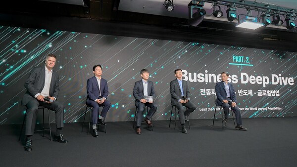 2025년 8월 27일 여의도 페어몬트호텔에서 열린 ‘2025 CEO 인베스터 데이’에서 현대모비스 경영진이 전동화와 전장, 반도체, 글로벌 영업 등 부문별 세부 실행 전략을 설명하고 있다. (왼쪽부터) 현대모비스 영업부문 악셀 마슈카 부사장, 반도체사업담당 박철홍 전무, 이규석 사장, 전장BU 정수경 부사장, 전동화/모듈BU 김선섭 부사장./사진=현대모비스