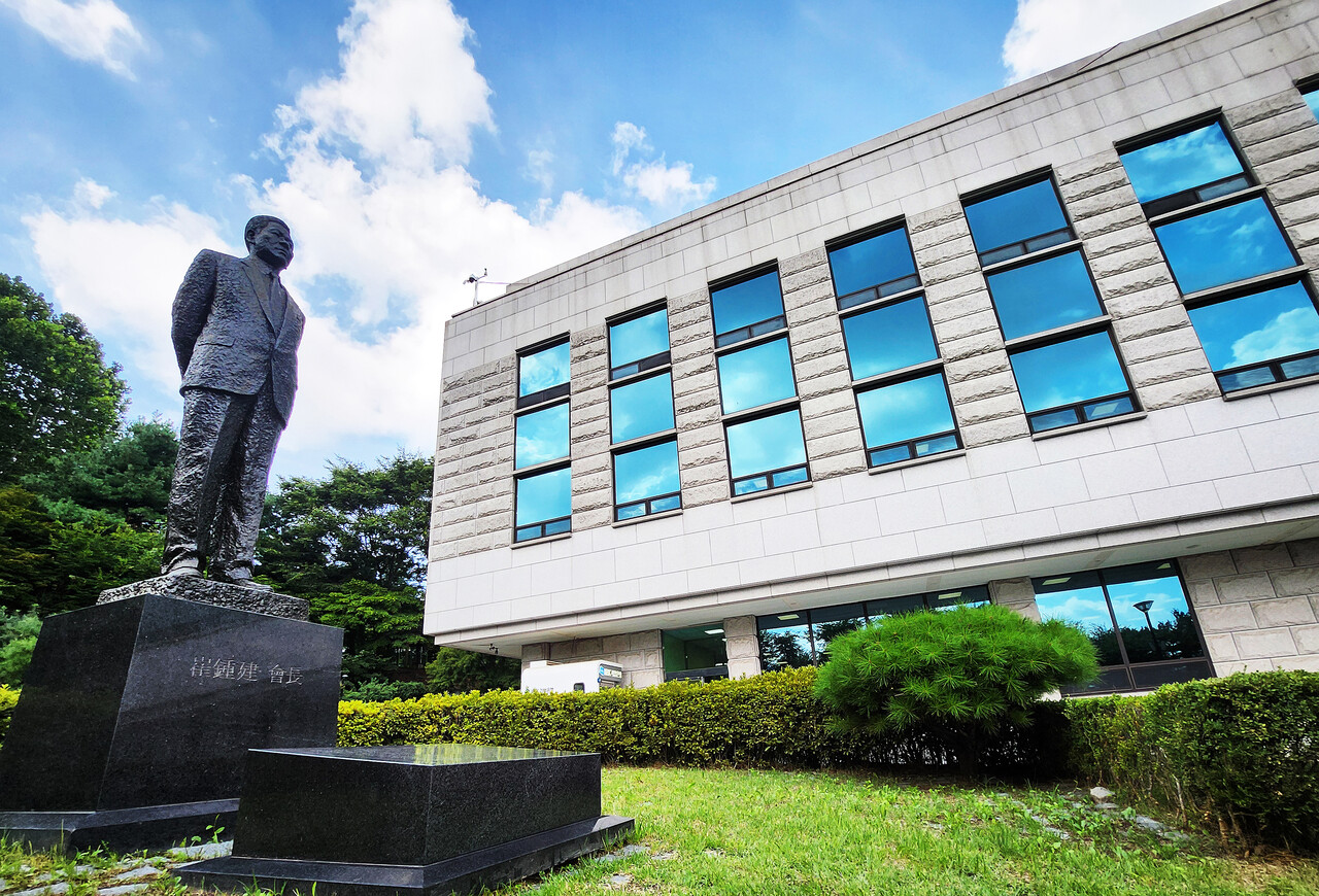 수원 선경도서관과 고(故) 최종건 SK 창업회장 동상. 2025.8.28./사진=SK그룹