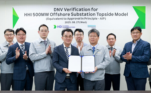 2025년 8월 27일 HD현대중공업이 노르웨이선급(DNV)으로부터 자체 개발한 500㎿급 해상변전소(OSS) 모델에 대한 국제 설계 검증서를 획득한 가운데 신성호 노르웨이선급(DNV) 영업 대표(왼쪽부터 4번째), 원광식 HD현대중공업 해양에너지사업본부장(6번째) 등 관계자가 기념사진을 촬영하고 있다. /HD현대