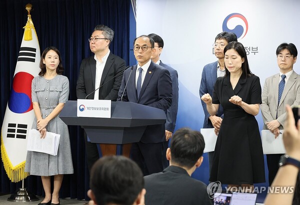 2025.8.28 고학수 개인정보보호위원회 위원장이 28일 서울 종로구 정부서울청사에서 SK텔레콤 개인정보 유출사고 제재처분 의결과 관련해 브리핑하고 있다. / 사진=연합뉴스