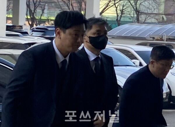 2025년 1월 17일 김범수 카카오 경영쇄신위원장이 서울 양천구 서울남부지법에 출두하고 있다./사진=박소연 기자