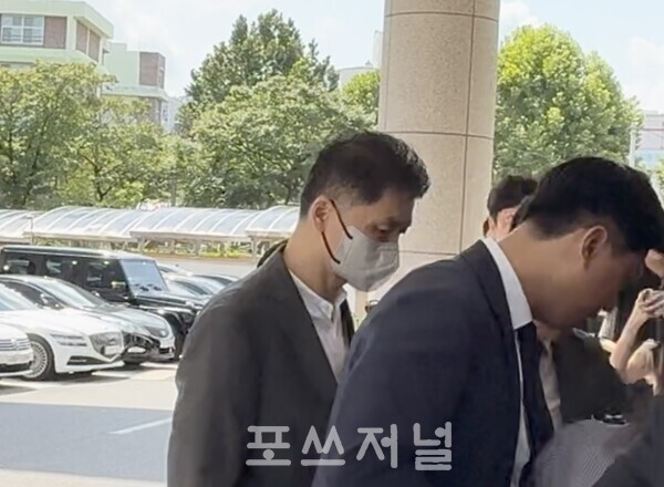 김범수 카카오 경영쇄신위원장이 2025년 8월 29일 서울 앙천구 서울남부지법에 출두하고 있다./사진=박소연 기자