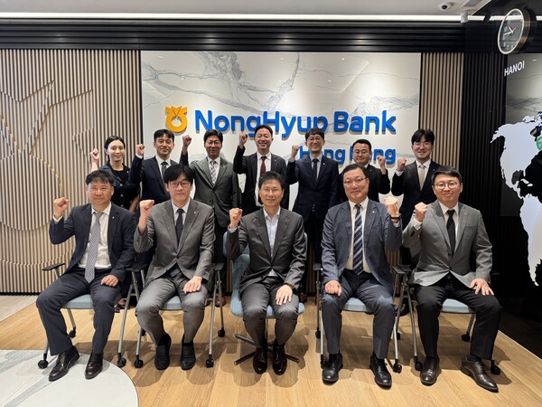 2025년 8월 30일 농협은행 홍콩지점에서 강태영 은행장(가운데)과 농협은행의 아시아권 국외점포장들이 간담회 후 기념촬영을 갖고 있다. /NH농협은행