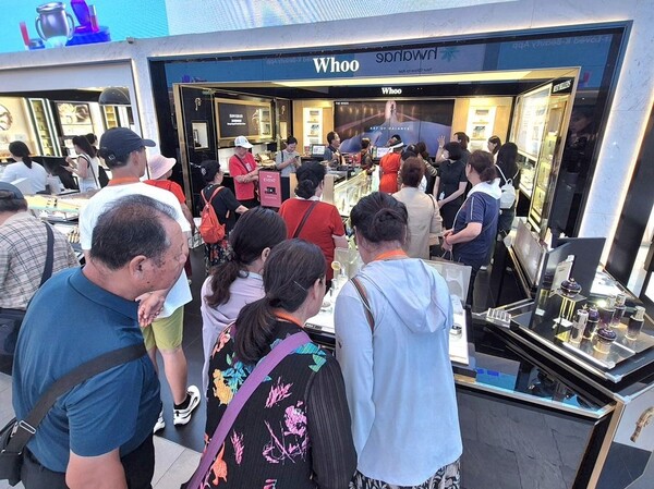 신세계면세점은 2025년 8월 28일 명동점에 중국 유제품 업계 1위 이리(伊利) 그룹 강소성 지부 VIP 고객 1109명을 단독 유치해 투어와 쇼핑 일정을 진행했다./신세계면세점