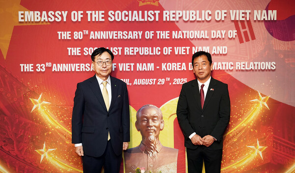 2025년 8월 29일 서울 중구 롯데호텔에서 임진달 HS효성첨단소재 대표(왼쪽)와 부 호(Vu Ho)주한 베트남 대사가 기념촬영을 하고있다./사진=HS효성