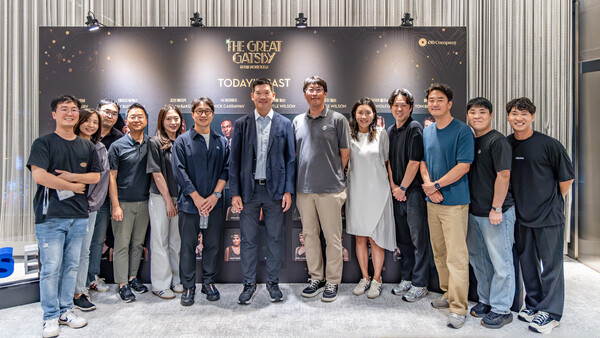 허윤홍 GS건설 대표(가운데)가 GS아트센터에서 뮤지컬 위대한 개츠비 관람에 앞서 공연장을 찾은 직원들과 함께 기념사진을 촬영하고 있다. /2025.9.2 GS건설